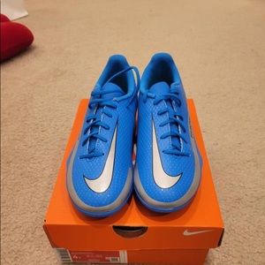 NEW Nike Jr. Phantom GT Club MG size 4 soccer cleats